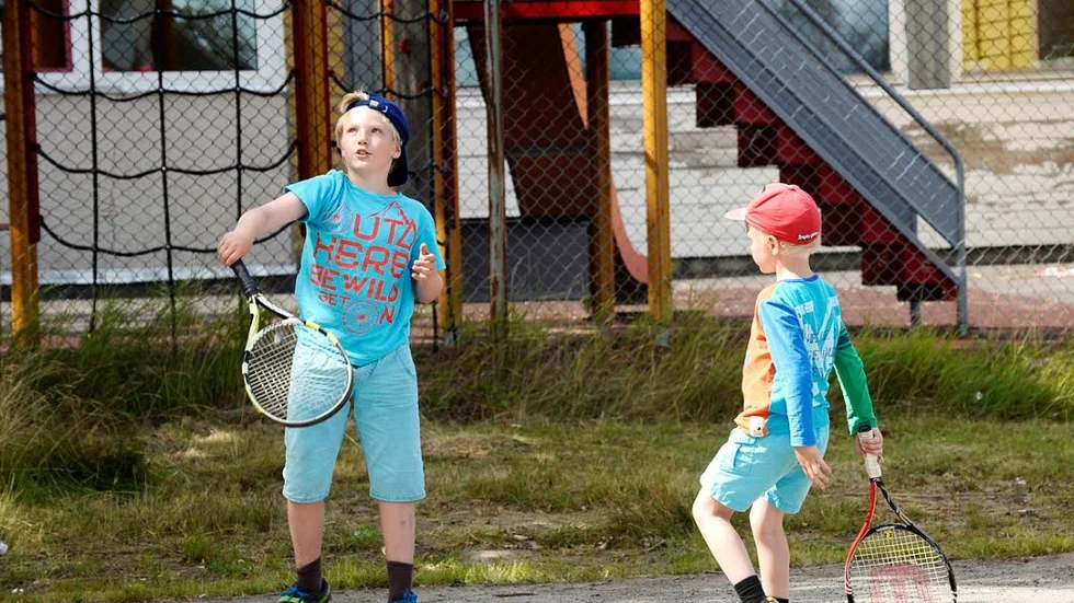 Träning. Bröderna William och Adam Olovsson slipade på formen mot bollplanket vid Stefan-Hallen.