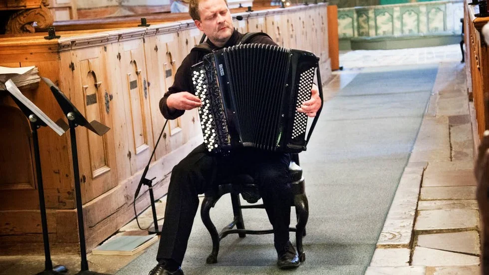 Dragspel. Kallis Bengtsson är tillbaka i Västervik.