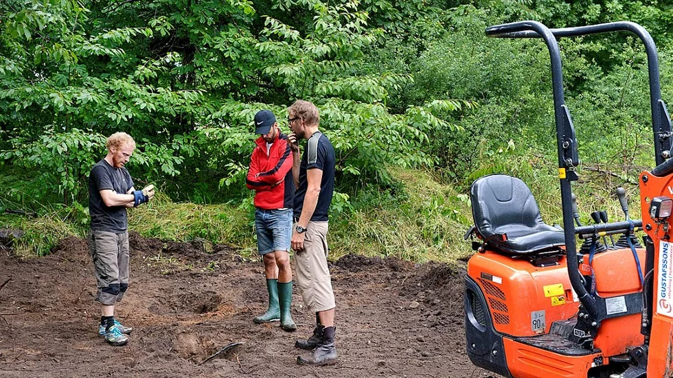 Fundament. För att förankra hindret och göra det beständigt måste man både gjuta och borra i berg. Här diskuterar Tomas Bovinder, Daniel Farray och Anders Sandström hur de ska gå till väga.