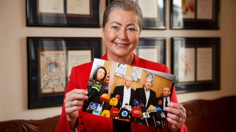 VINNARE. Ordföranden i den norska Nobelkommittén, Kaci Kullman Five, visar vinnarna av årets fredspris.