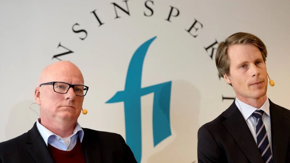 RETRÄTT. Finansinspektionens chefsjurist Per Håkansson och Martin Noréus, vikarierande generaldirektör på  Finansinspektionen, vid en presskonferens på torsdagen.