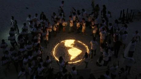 En grupp människor manifesterar sitt stöd för kampen mot klimatförändringar vid FN-konferensen i Cancun.Foto: Scanpix