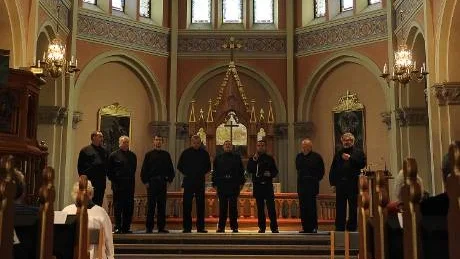 Här står den oktett ur Svarta Havets DonKosack-kör som gästade Västervik på lördagen.  Från vänster första-tenorerna Lolof och Botev, andra-tenorerna Dmitriev och Penev (körledaren), barytonsångarna Gadchinky och Christov (som också var konferencier) samt basarna Kirov och Chamov. Att klä de ryska namnen i västerländsk språkdräkt är inte alldeles lätt, men i stort är uppräkningen korrekt.  Att de var svartklädda var också korrekt, med tanke på körnamnet. Foto: Magnus Karlsson
