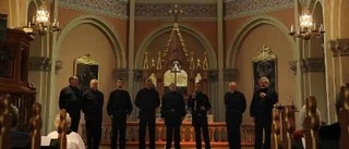 Världslig kosacksång mitt i kyrkan
