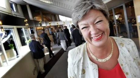 En glad socialdemokrat, Ylva Johansson, som tillsammans med sina partikollegor, Vänsterpartiet,  Sverigedemokraterna och Miljöpartiet vann Fas3-omröstningen i riksdagen i torsdags.Foto: Scanpix