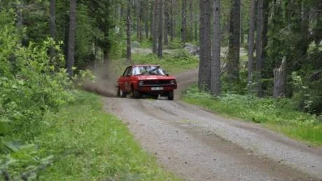 Det går undan i skogen. Veteranrallyt Locknevispecialen lockade många åskådare.