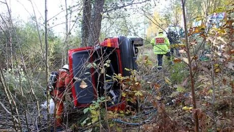 Förmodligen fick de tre passagerarna ligga i bilen och vänta på hjälp i över en timme. Till slut såg en förbipasserande hur en hand stack upp ur bilen och vinkade.Foto: Leif Pettersson