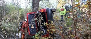 Väntade en timme i vält bil innan någon fick se dem
