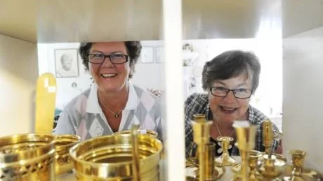 Elsy Andersson och Elsebeth Gustavsson är två av de 14 så kallade frivilligarbetarna som kommer att jobba i den nya andrahandsbutiken Västervikshjälpen utan gränser som snart öppnar på Sankta Gertruds väg i Västervik. Foto: Karin Hertz