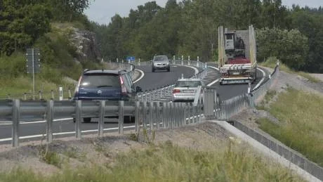 I fredags sllutbesiktigades sträckan på E 22 mellan Gamleby och Helgenäs. Det innebär att det numera finns två plus en-väg hela vägen mellan Söderköping och Verkebäck. Bilden är tagen vid den nya bron norr om Gamleby.Foto: Hans Brandin