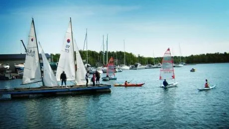 Det var full aktivitet på Vivassen i Loftahammar på tisdagen då Loftahammars Båtsällskap startade upp sin satsning och verksamhet "Seglarkul". Foto: Ingemar Petersson