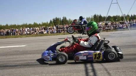 Emma Johansson i sin go cart mätte sina krafter mot en motorcykel. Emma var snabbast i starten.Foto: Ilkka Ranta