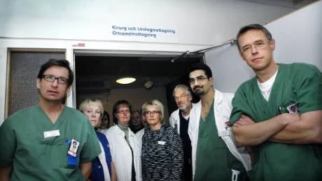 Personalen på kirurgkliniken är orolig för hur det ska gå för Västerviks del om kirurgklinikerna i Kalmar och Oskarshamn slås samman. Blir patientunderlaget mindre än i dag, riskerar kliniken att utarmas menar personalen, med verksamhetschef Bengt Arvidsson, längst till höger, i spetsen.