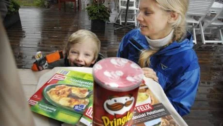 Veronica Svenzén och sonen Alvin poängterade vikten av lokalordlad potatis. Foto: Lisa Olaison