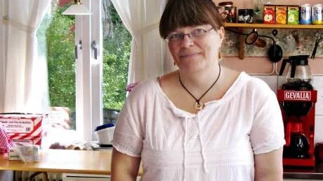 På Kafé Trefoten i Ankarsrum, som drivs av Tjustbygdens Järnvägsförening, serverar medlemmen Marie Lind från Linköping kaffesugna resenärer.