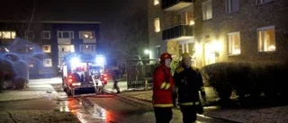 Kvinnan dog vid köksbordet