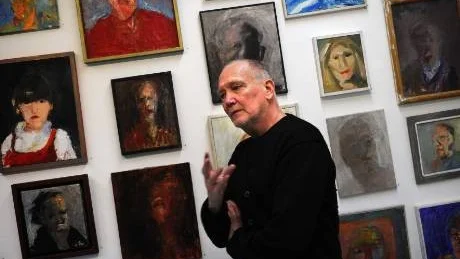 Konstnären Jan Wiberg håller vernissage på lördag, både på Galleri CJ och här - på Konstrum Järnet, där en vägg med enbart porträtt möter besökaren. Foto: Anders Steiner