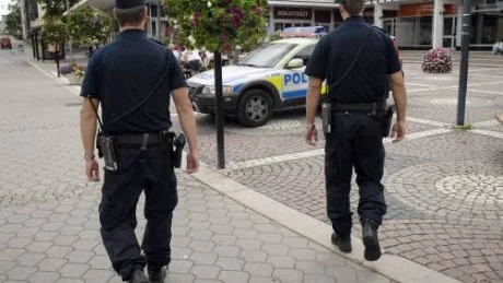 Färre poliser på Västerviks gator och torg i sommar. Det blir följden när polisen ska spara. Det blir även minskade öppettider och längre utredningstider när utredare ska jobba som utryckningspoliser. Foto: Anders Steiner