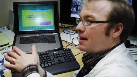 Anders Wennerberg är chef för radiologiska kliniken i Västervik och han berättar att man sedan flera år tillbaka jobbar med ett lägre tryck vid mammografiundersökningarna.