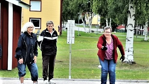 Exempel på koncentration visar Monica Asplund medan Inga och Karin står på tur. 