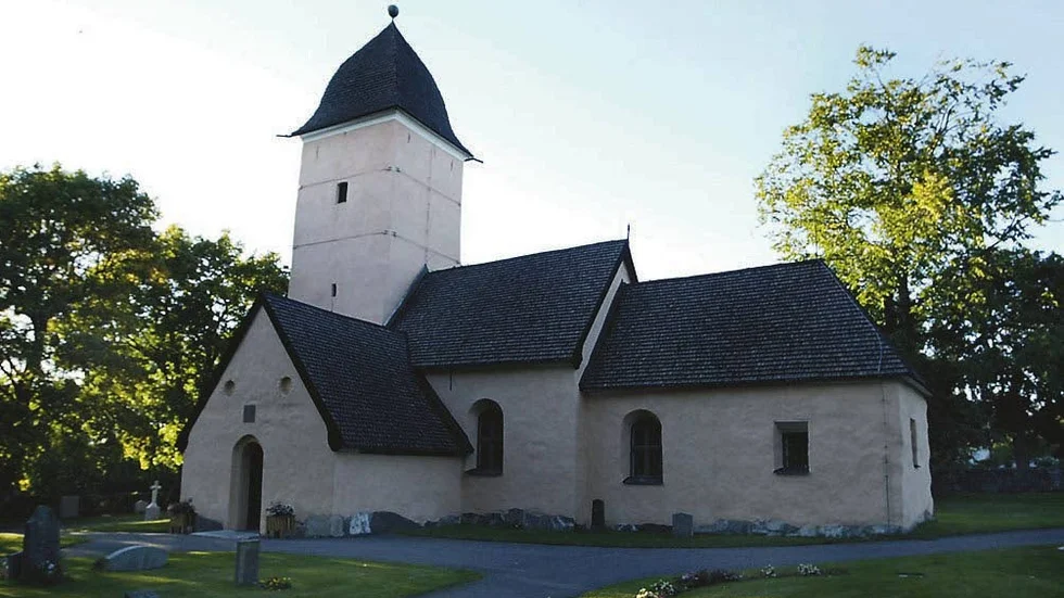 Under lördagen misstänkts det att en 37-åring bröt sig in i en byggnad bredvid Yttergrans Kyrka, norr om Bålsta.