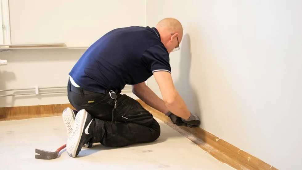 Arbetet med att byta ut golven på omvårdnadsboendet Åkersbergsvägen 3 har påbörjats.