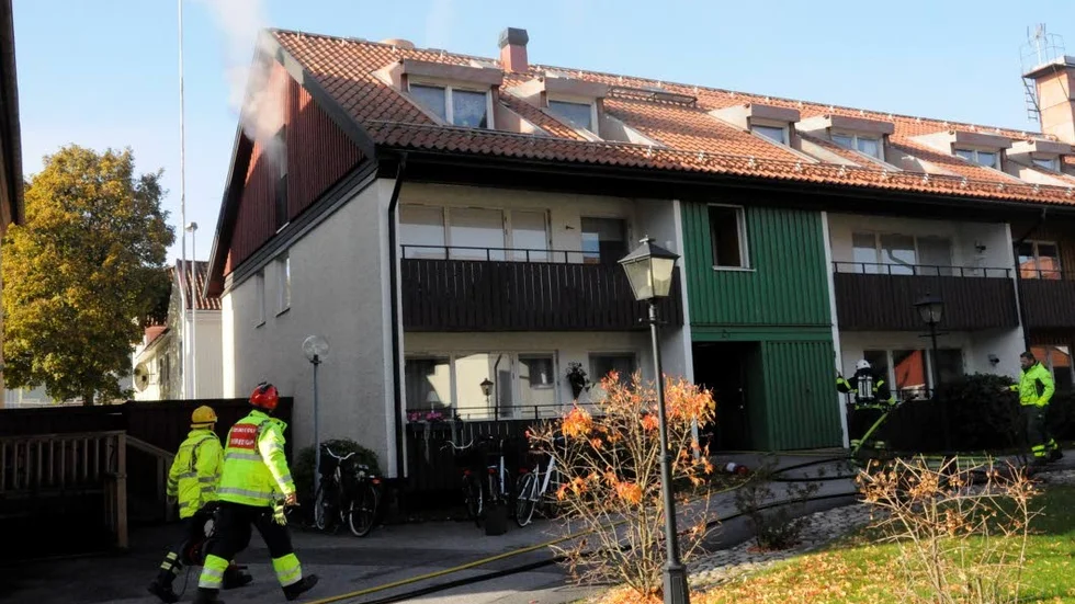 Skolgatan. Det var i lördags som det började brinna i en lägenhet på Skolgatan i centrala Västervik.