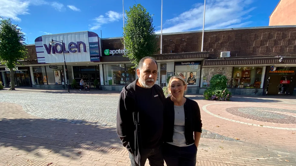 I oktober flyttar Younes ”Jonte” Elammari och Pernilla Almqvist in sin verksamhet i Violengallerian och öppnar leksaksbutik och bokhandel. Efter årsskiftet är det även premiär för deras livsmedelsbutik.