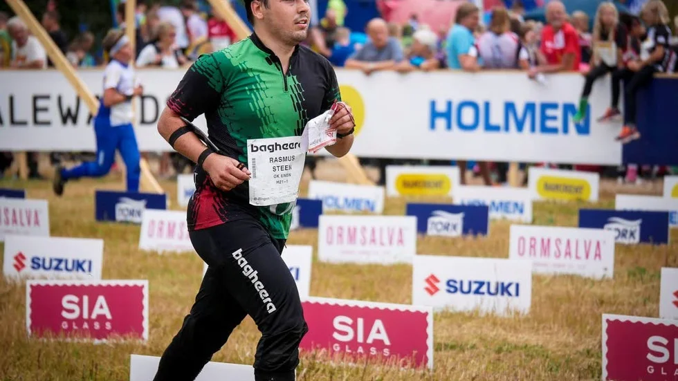 Rasmus Steen spurtar mot mål.