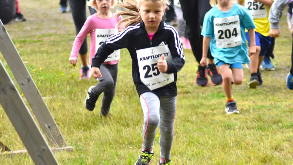 Sienna Lindström var en av barnen som hade mycket spring i benen. Här jagas hon närmast av Kerstin Burlin och Essy Pergament.
