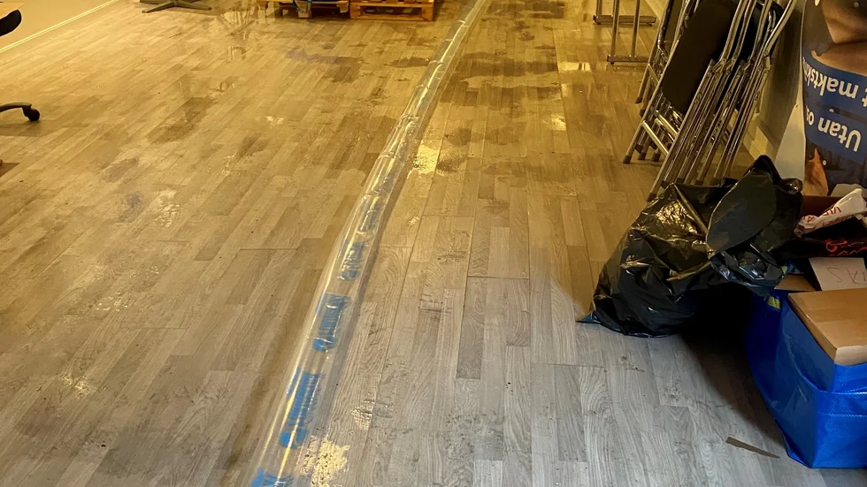Klockan 11 på söndagen hade en del vatten tagits bort, men stora fläckar låg fortfarande kvar.
