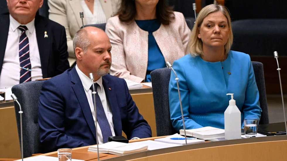 Justitieminister Morgan Johansson, här flankerad av sin trogna supporter och chef statsminister Magdalena Andersson.