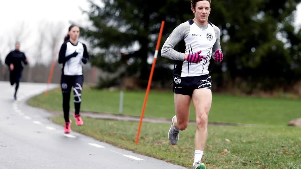 Tomas Wiik drar ifrån sambon Johanna Eriksson. Johanna var snabbaste dam i den första Bergsätersrundan.