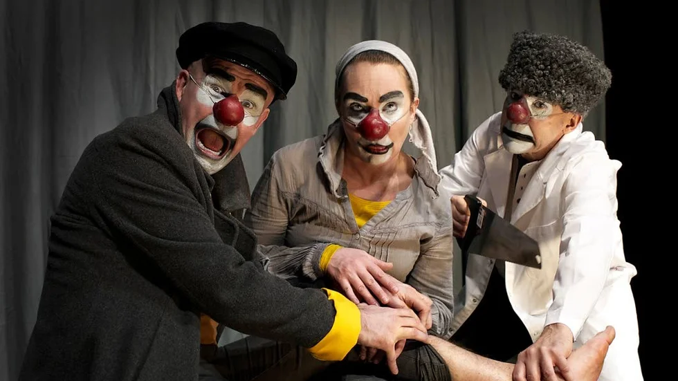 Mirakulöst. Dick Karlsson, Josefine Andersson, Lasse Beischer bjuder på en oavbrutet rolig kväll där publiken får medverka vare sig de vill eller inte.
