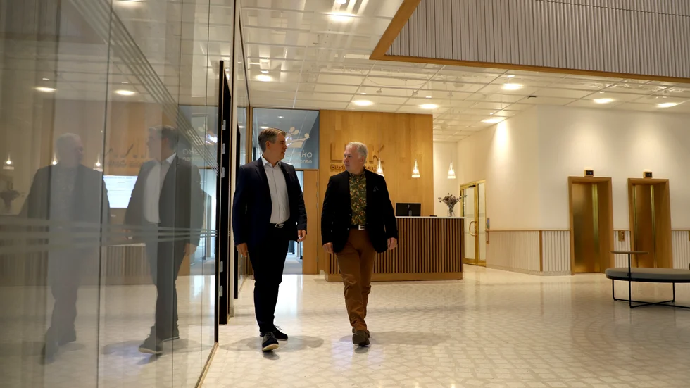Moderaterna, med kommunstyrelsens ordförande Niklas Borg och arbetsmarknadsnämndens ordförande Fredrik Lundén, är kritiska till flera partiers förslag om ett ökat vinstuttag från Tekniska verken och försäljning av kapitaltillgångar.