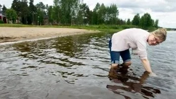 Catrine Holmström Giornetti på Miljö- och byggkontoret i Piteå testar badvattnet på Räkstigen.