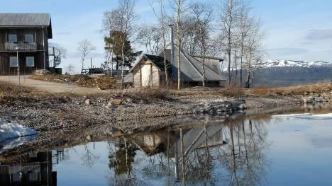 Kåtan på Skeppsudden i Arjeplog behöver inte rivas, men enligt förslaget till ny detaljplan måste byggnaden flyttas inåt land. Dessutom medger planen att hotellet får bygga en tredje våning.