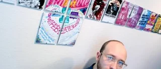 Omslag och affischer marskonst i foajén