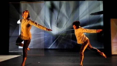 Ett par scener framförs med två specialutvecklade performance-teknologier där dansare och sångare interaktivt i stunden påverkar det musikaliska förloppet som i sin tur påverkar dansarnas rörelse. Allt med hjälp av kamera, dator och den vita färgen på golvet.Dansare: Moa Autio och Lisa Hennix.