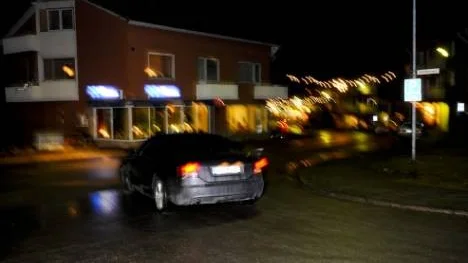 Raggen vänder vid korsningen Storgatan och Selholmsvägen. Vissa förare sladdar så att djäcken tjuter. Närboende har klagat till kommunen som förbjöd nattlig körning i september 2009 - nu har skyltarna kommit upp och polisen kommer att bötfälla.