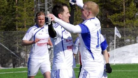 Daniel Oskarssons 2-1-mål i andra halvleken blev en riktig startsignal till IFK Arvidsjaur som besegrade Hemmingsmarks IF med 5-1. Här gratuleras han av Emil Lindmark (t.h.) och tillskyndande Martin Renfelt.