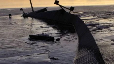 Inget kan motstå vädrets makter. Högvatten, blåst och is gjorde bryggan i Pite älv på detta vis.