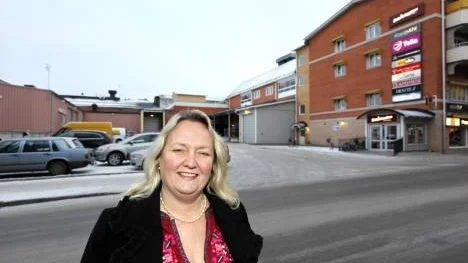 Här inne på bakgården - mot Småstaden, Systembolaget och Intersport - vill Christina Skoog och hennes fastighetsbolag skapa nya affärsytor med bostäder upptill. "Vi vill förvandla baksidan till en ny framsida ut mot Hamngatan", säger hon.