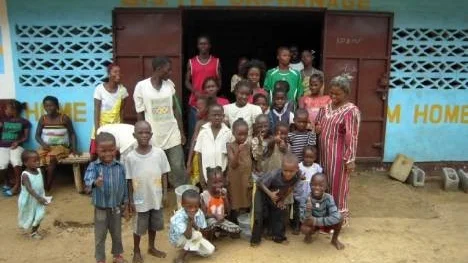 Istället för dyra julklappar till personalen skänker Polarbröds ledning för andra julen i rad 40 000 kronor till barnhemmet Sis Lyle Orphanage i Liberia. "Jag kan garantera att varenda krona kommer fram och används till barnens bästa", säger Göran Millbert.
