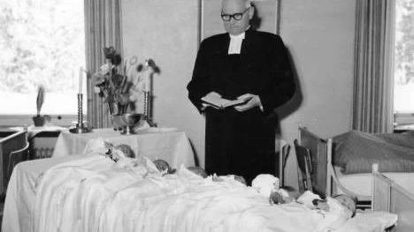 På den här bilden från tidigt 1950-tal förbereder Söderholm en traditionell dopceremoni på Arvidsjaurs dåvarande BB.
