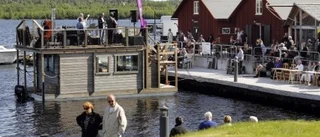 Flytande scen lockade många