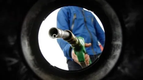 Högt bensinpris och stigande matpriser har gjort de svenska hushållen allt mer pessimistiska. (Arkivbild)