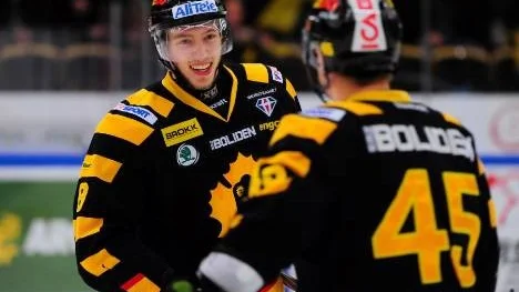 JVM-backen Petter Granberg gjorde bara ett mål i serien för Skellefteå. Men igår kom också ett slutspelsmål när han gjorde 1-1 hemma mot Modo. Här är han på väg att gratuleras av Oscar Möller (nr 45).