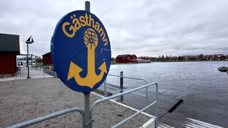 Nästa sommar får båtarna i Södra hamn bättre djup under kölen. I går sade kommunstyrelsen ja till anslag på 4,4 miljoner kronor för att muddra den delvis igenslammade  viken. (Arkivbild)