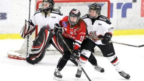 Emelie Jönsson (i rött) i aktion framför moståndarmålet. Fyra mål och åtta assist har det blivit hittills den här säsongen. (Arkivbild)